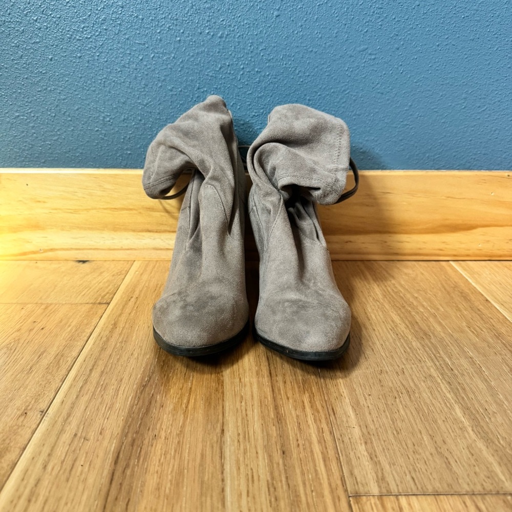Catharine Maladrino Sorchanie Faux Suede Taupe/Gray 3.5” Ankle Bootie size 9 - Picture 4 of 12